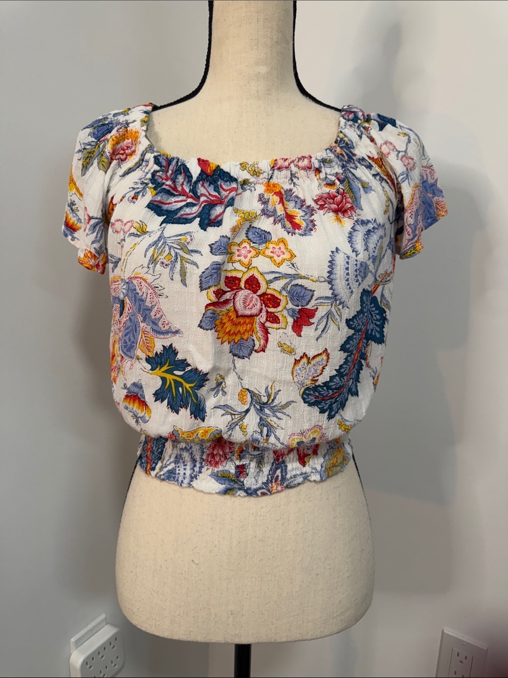 Emerson Rose White Floral Crop Top. Sz XS